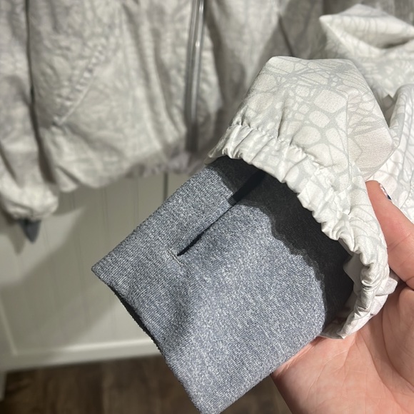Amazing condition RARE lululemon jacket - Picture 4 of 10